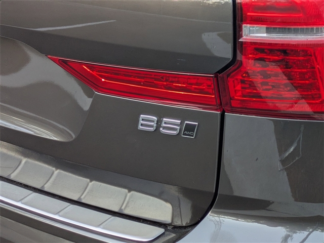 2022 Volvo XC60 B5 R-Design