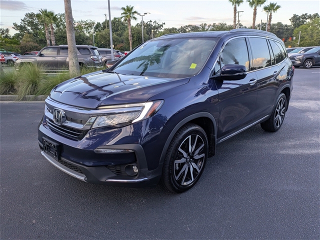 2022 Honda Pilot Touring w/Rear Captains Chairs