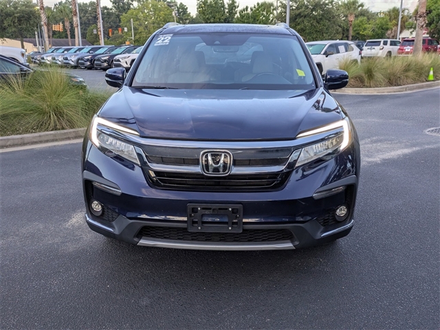 2022 Honda Pilot Touring w/Rear Captains Chairs