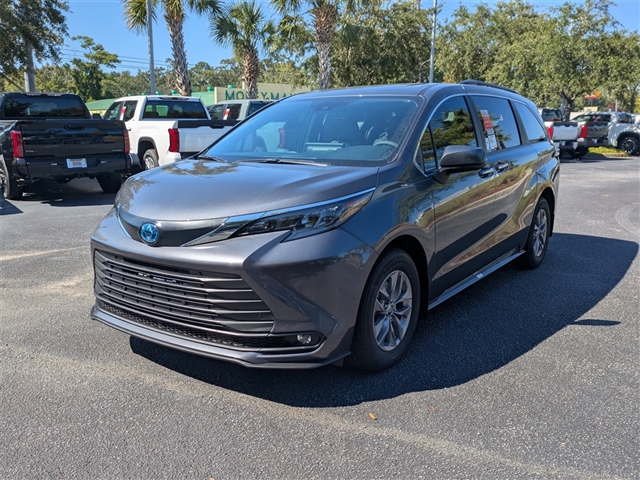 2025 Toyota Sienna XLE 7-Passenger