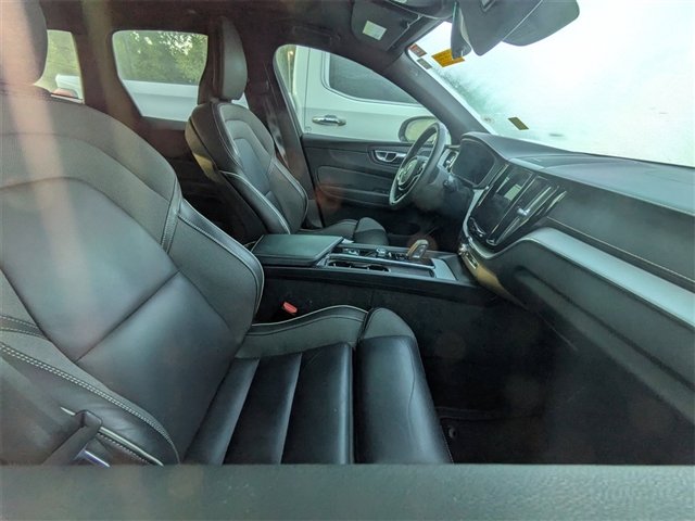 2022 Volvo XC60 B5 R-Design