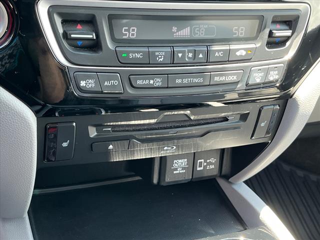 2022 Honda Pilot Touring w/Rear Captain's Chairs