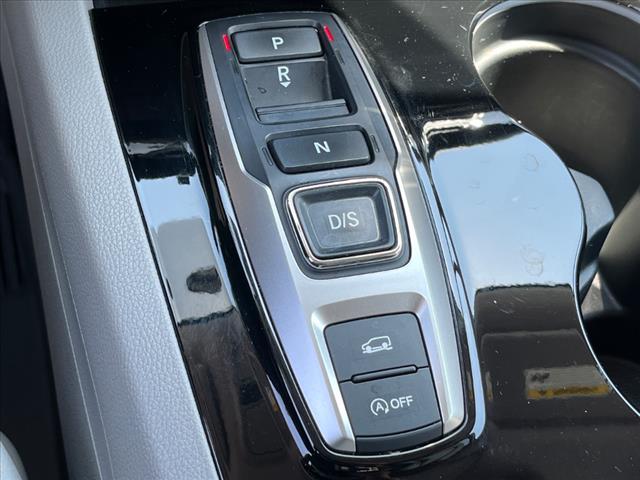 2022 Honda Pilot Touring w/Rear Captain's Chairs