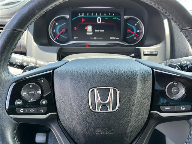 2022 Honda Pilot Touring w/Rear Captain's Chairs