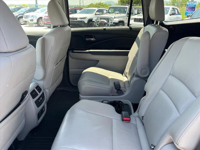 2022 Honda Pilot Touring w/Rear Captain's Chairs