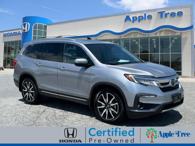 2022 Honda Pilot Touring w/Rear Captain's Chairs