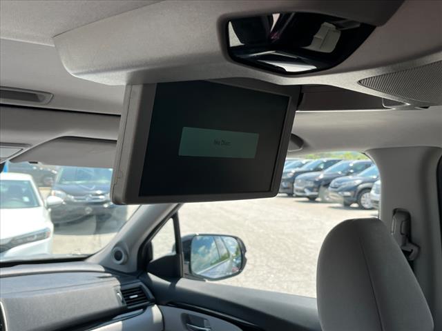 2022 Honda Pilot Touring w/Rear Captain's Chairs
