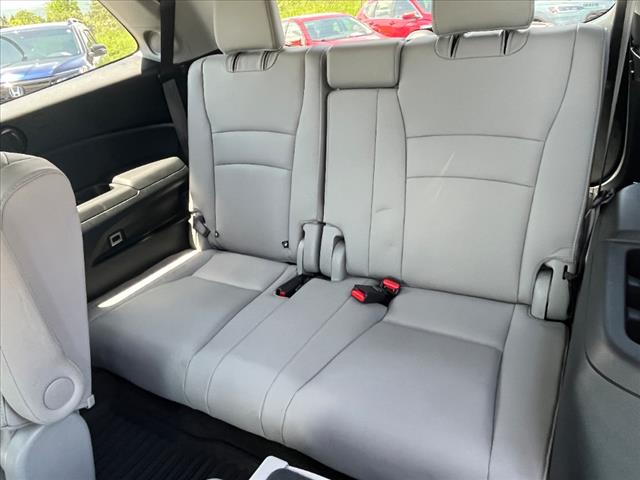2022 Honda Pilot Touring w/Rear Captain's Chairs