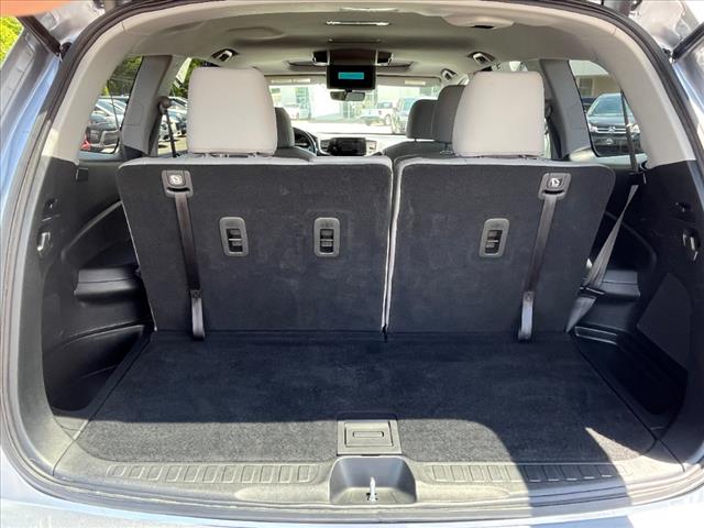 2022 Honda Pilot Touring w/Rear Captain's Chairs