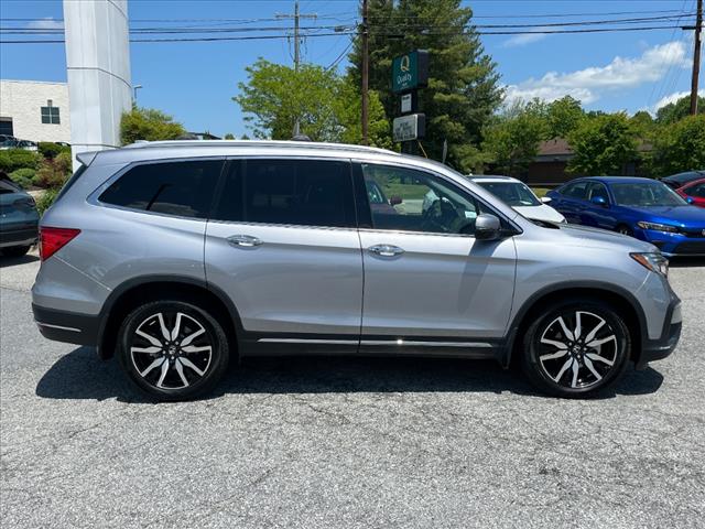2022 Honda Pilot Touring w/Rear Captain's Chairs
