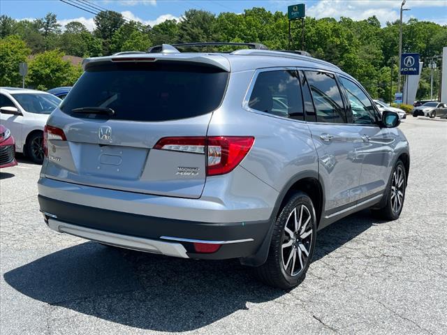 2022 Honda Pilot Touring w/Rear Captain's Chairs