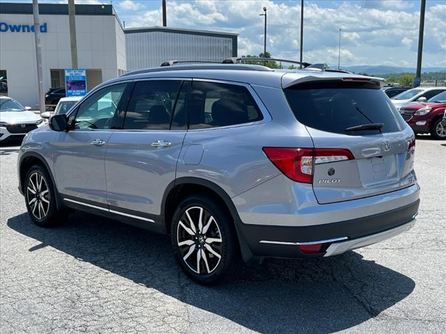 2022 Honda Pilot Touring w/Rear Captain's Chairs