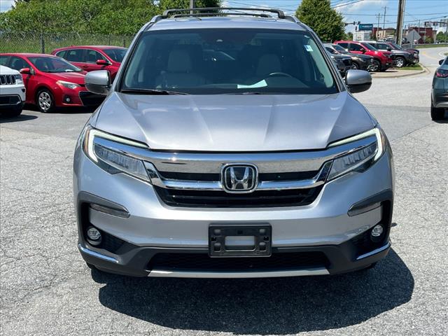 2022 Honda Pilot Touring w/Rear Captain's Chairs