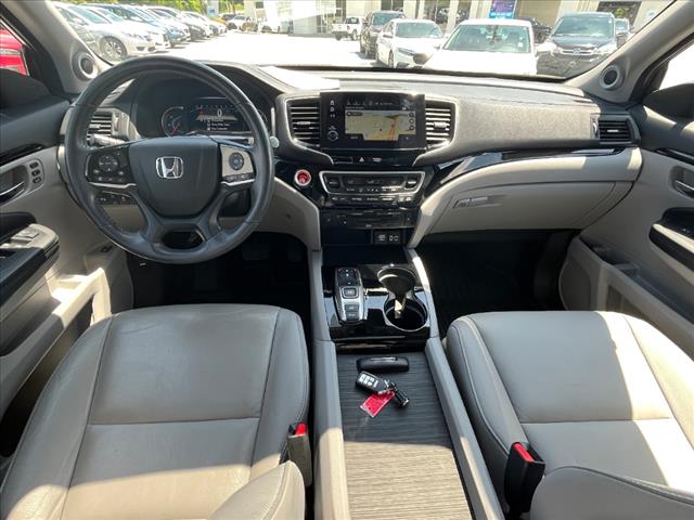 2022 Honda Pilot Touring w/Rear Captain's Chairs