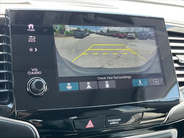 2022 Honda Pilot Touring w/Rear Captain's Chairs