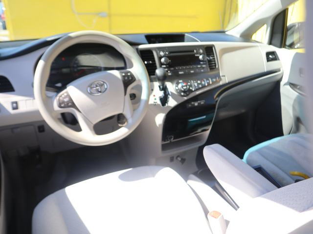 2013 Toyota Sienna LE 8-Passenger - Photo 6