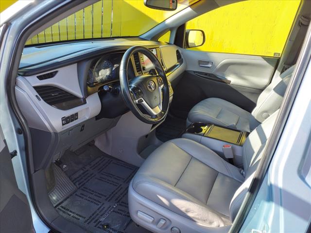 2015 Toyota Sienna XLE 7-Passenger Auto Access Seat - Photo 7