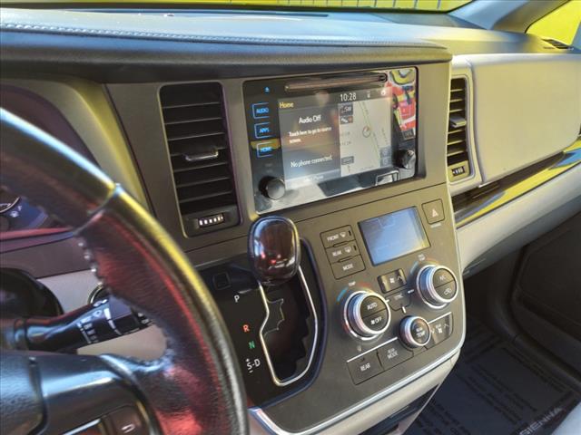 2015 Toyota Sienna XLE 7-Passenger Auto Access Seat - Photo 8