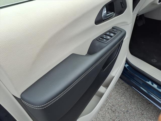 2023 Chrysler Pacifica Plug-In Hybrid Touring L