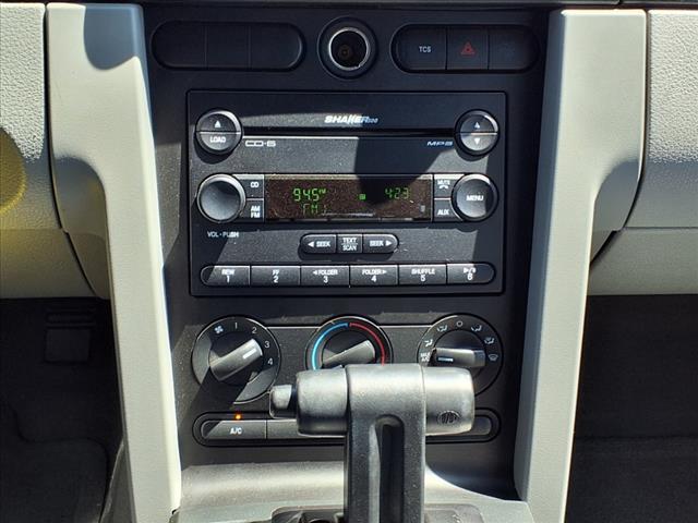 2007 Ford Mustang V6 Deluxe - Photo 12