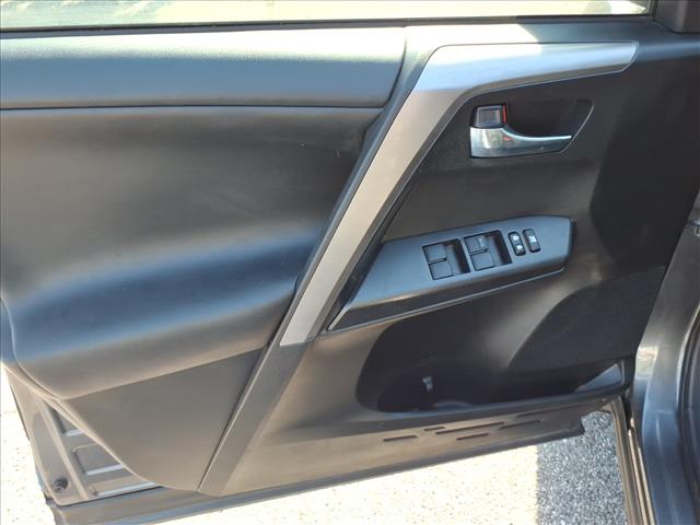 2016 Toyota RAV4 Hybrid XLE - Photo 10