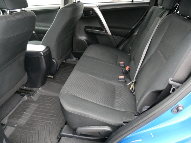 2017 Toyota RAV4 LE - Photo 10