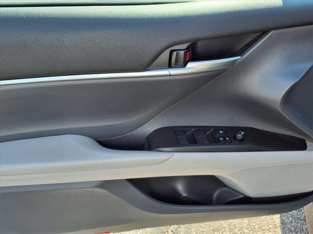 2021 Toyota Camry Hybrid LE - Photo 11