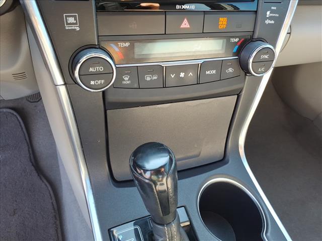 2016 Toyota Camry Hybrid LE - Photo 15