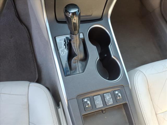 2016 Toyota Camry Hybrid LE - Photo 16