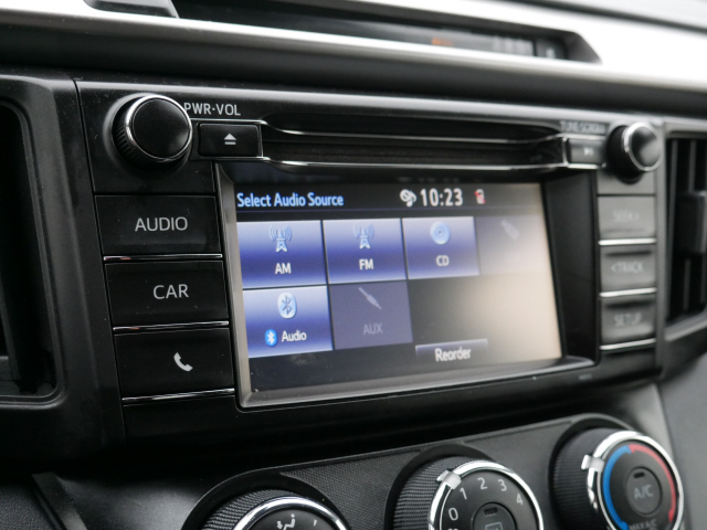 2017 Toyota RAV4 LE - Photo 16