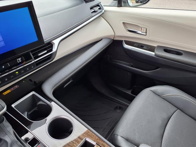 2025 Toyota Sienna Limited 7-Passenger - Photo 17