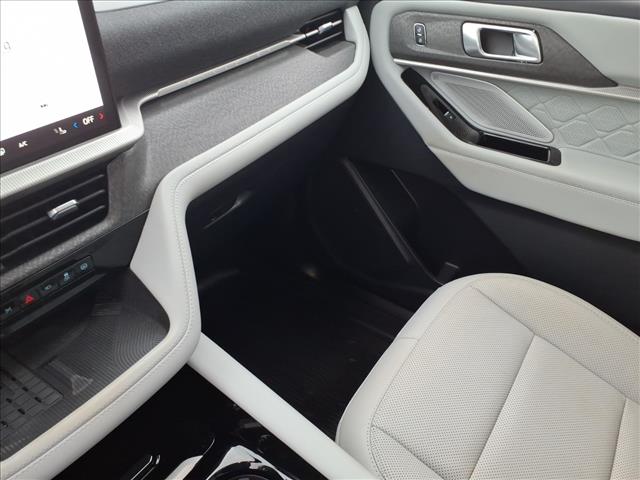 2025 Ford Explorer Platinum - Photo 18