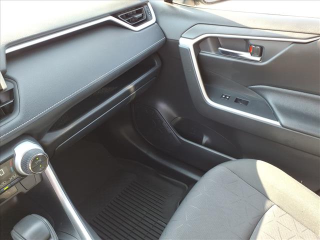 2021 Toyota RAV4 Hybrid XLE - Photo 18
