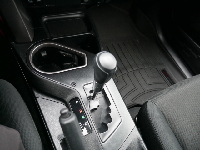 2017 Toyota RAV4 LE - Photo 18