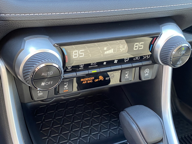 2020 Toyota RAV4 XLE - Photo 19