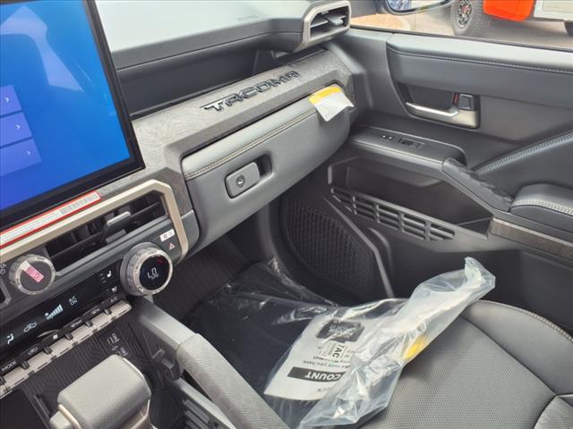 2025 Toyota Tacoma Limited HV - Photo 19