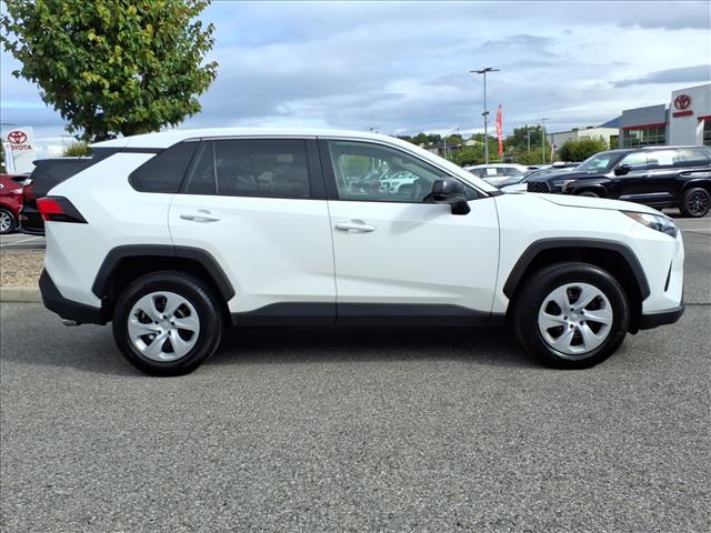 2024 Toyota RAV4 LE - Photo 3