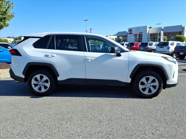 2024 Toyota RAV4 LE - Photo 3
