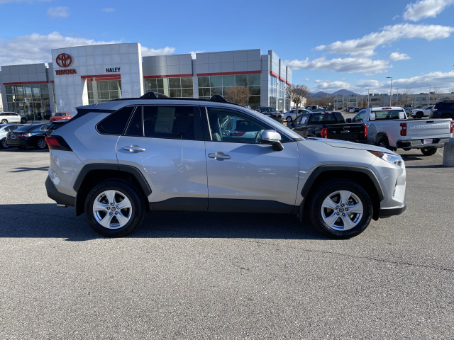 2020 Toyota RAV4 XLE - Photo 3