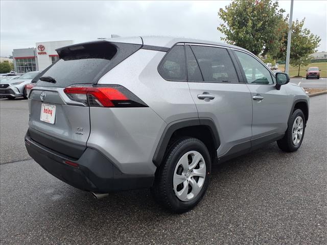 2024 Toyota RAV4 LE - Photo 4