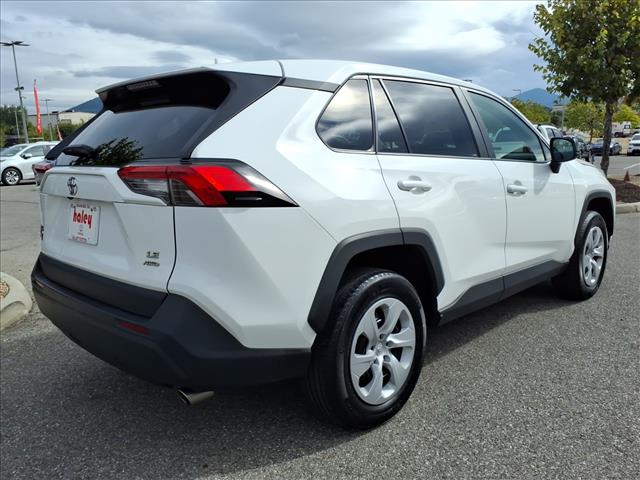 2024 Toyota RAV4 LE - Photo 4