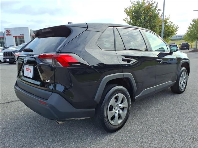 2023 Toyota RAV4 LE - Photo 4