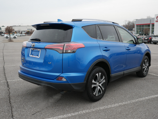2017 Toyota RAV4 LE - Photo 4