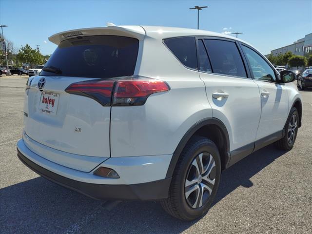 2018 Toyota RAV4 LE - Photo 4