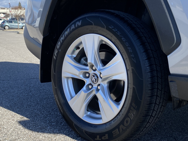 2020 Toyota RAV4 XLE - Photo 7
