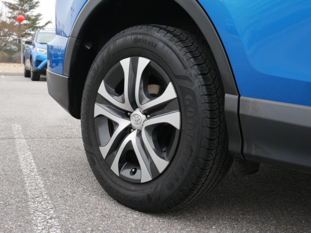 2017 Toyota RAV4 LE - Photo 7