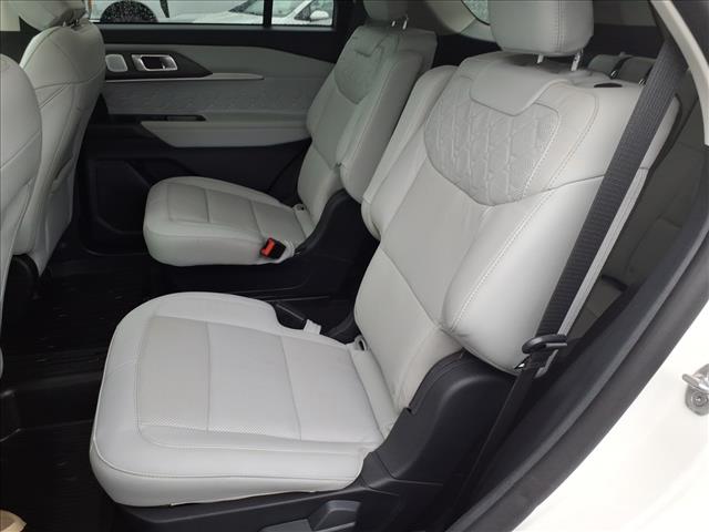 2025 Ford Explorer Platinum - Photo 8