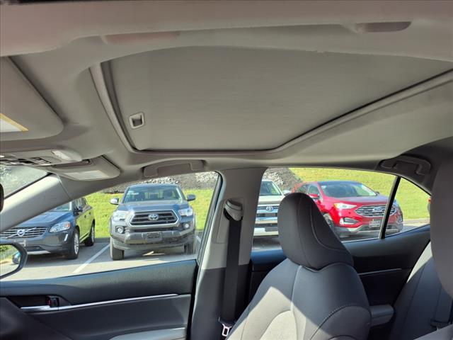 2021 Toyota Camry Hybrid LE - Photo 8
