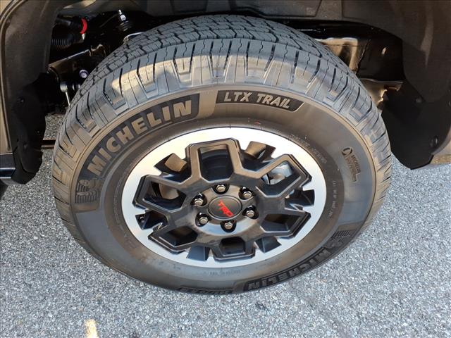 2025 Toyota 4Runner TRD Off-Road HV - Photo 8