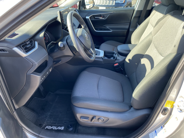 2020 Toyota RAV4 XLE - Photo 9